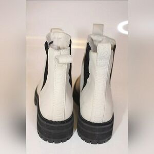 Like NEW TOMS Dakota Water Resist  Leather Size 6 Ankle Boots